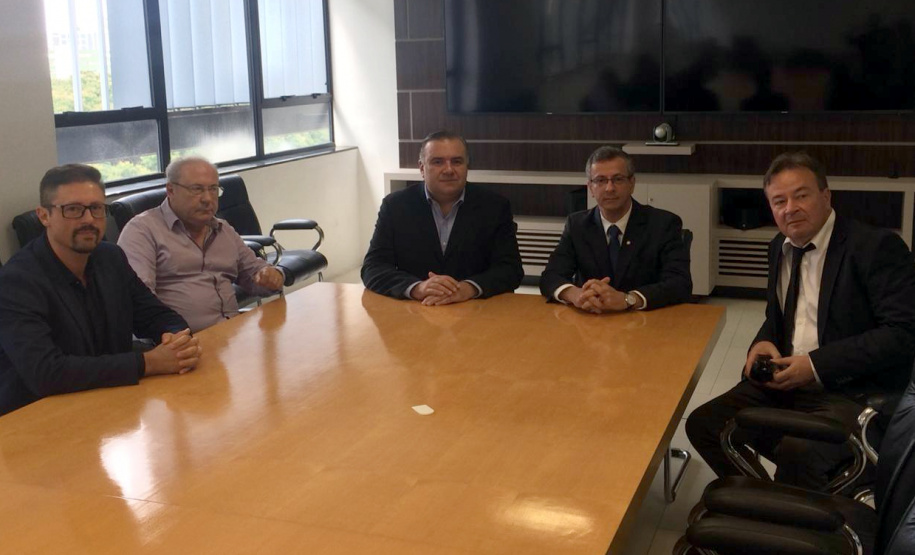 O secretário estadual da Justiça, Família e Trabalho, Ney Leprevost, recebeu nesta quinta-feira (07) Luiz Roberto Beggiora, o responsável pela Senad (Secretaria Nacional de Políticas sobre Drogas). Ele veio anunciar a criação de uma força-tarefa para o treinamento de oito mil professores em todo o País, para detectar, orientar e falar sobre os riscos das drogas. Foto: Divulgação/SECJ