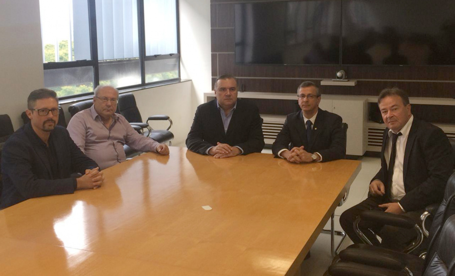 O secretário estadual da Justiça, Família e Trabalho, Ney Leprevost, recebeu nesta quinta-feira (07) Luiz Roberto Beggiora, o responsável pela Senad (Secretaria Nacional de Políticas sobre Drogas). Ele veio anunciar a criação de uma força-tarefa para o treinamento de oito mil professores em todo o País, para detectar, orientar e falar sobre os riscos das drogas. Foto: Divulgação/SECJ