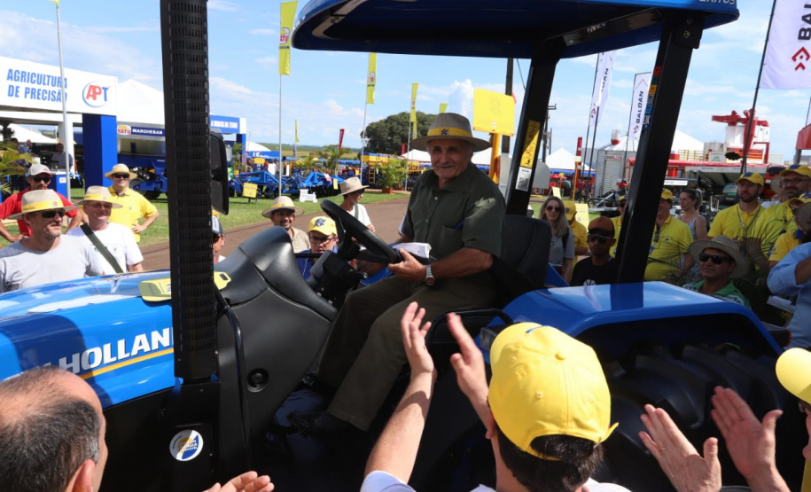 O governador Carlos Massa Ratinho Júnior entregou nesta quinta-feira (7), durante o Show Rural, em Cascavel, três tratores agrícolas para produtores do município de Catanduvas. - Cascavel, 07/02/2019 - Foto: Rodrigo Félix Leal/ANPr