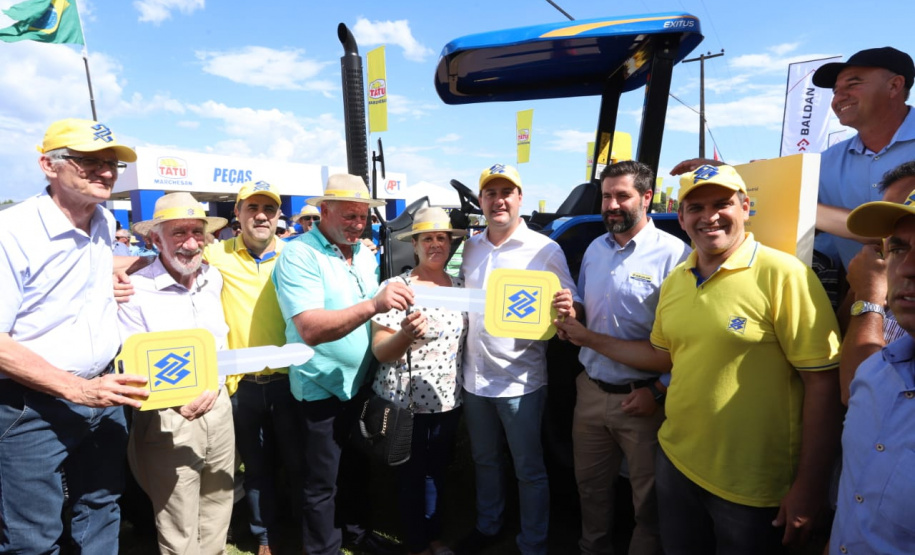 O governador Carlos Massa Ratinho Júnior entregou nesta quinta-feira (7), durante o Show Rural, em Cascavel, três tratores agrícolas para produtores do município de Catanduvas. - Cascavel, 07/02/2019 - Foto: Rodrigo Félix Leal/ANPr