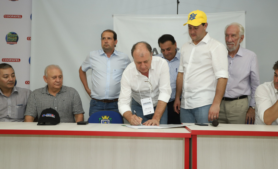 O governador Carlos Massa Ratinho Junior afirmou nesta quinta-feira (07), em Cascavel, que vai editar um decreto regulamentando a aplicação da lei que estabelece a perenidade da Tarifa Rural Noturna de energia. - Cascavel, 07/02/2019 - Foto: Rodrigo Félix Leal