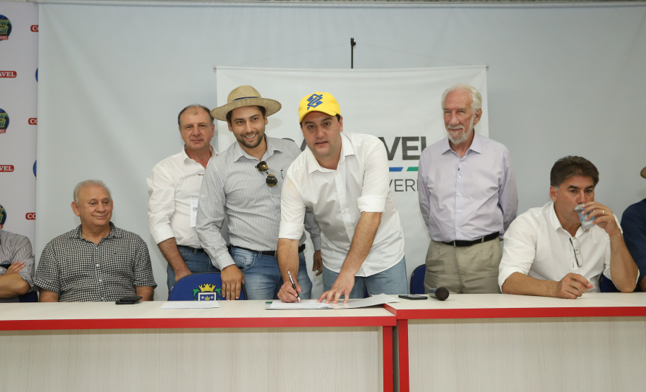 O governador Carlos Massa Ratinho Junior afirmou nesta quinta-feira (07), em Cascavel, que vai editar um decreto regulamentando a aplicação da lei que estabelece a perenidade da Tarifa Rural Noturna de energia. - Cascavel, 07/02/2019 - Foto: Rodrigo Félix Leal