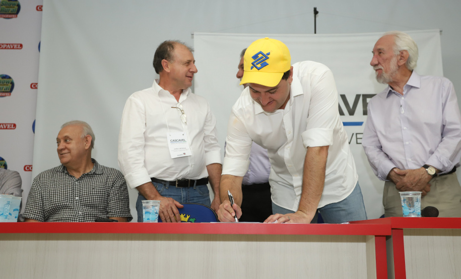 O governador Carlos Massa Ratinho Junior afirmou nesta quinta-feira (07), em Cascavel, que vai editar um decreto regulamentando a aplicação da lei que estabelece a perenidade da Tarifa Rural Noturna de energia. - Cascavel, 07/02/2019 - Foto: Rodrigo Félix Leal