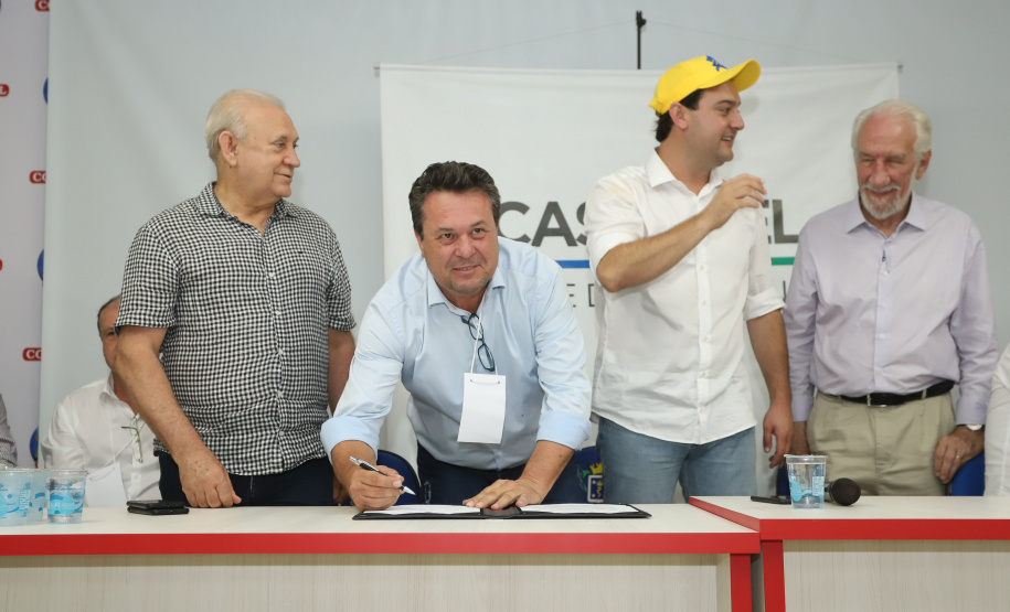O governador Carlos Massa Ratinho Junior afirmou nesta quinta-feira (07), em Cascavel, que vai editar um decreto regulamentando a aplicação da lei que estabelece a perenidade da Tarifa Rural Noturna de energia. - Cascavel, 07/02/2019 - Foto: Rodrigo Félix Leal