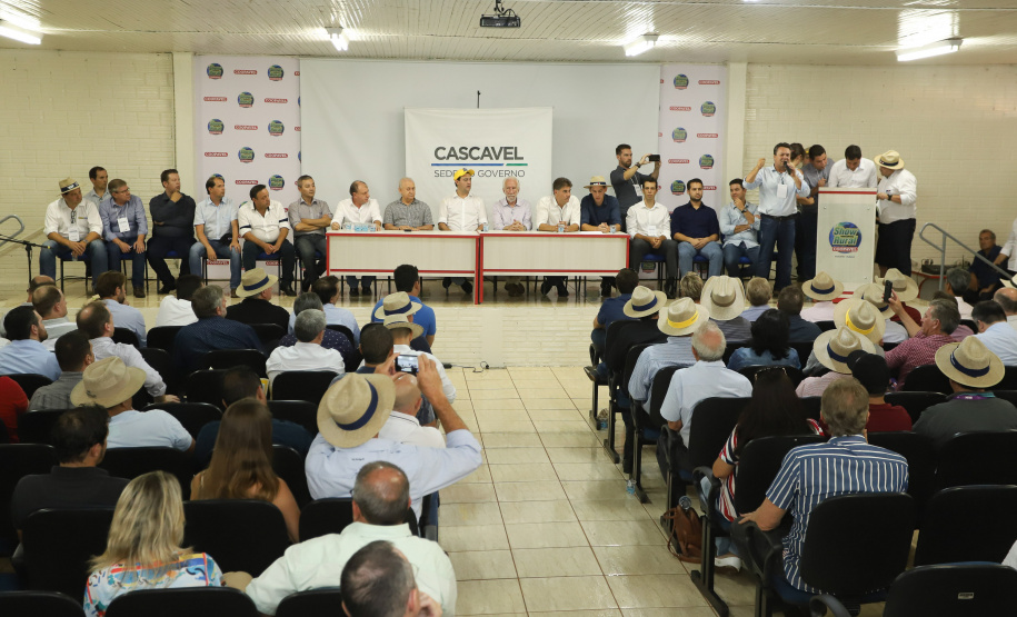 O governador Carlos Massa Ratinho Junior afirmou nesta quinta-feira (07), em Cascavel, que vai editar um decreto regulamentando a aplicação da lei que estabelece a perenidade da Tarifa Rural Noturna de energia. - Cascavel, 07/02/2019 - Foto: Rodrigo Félix Leal