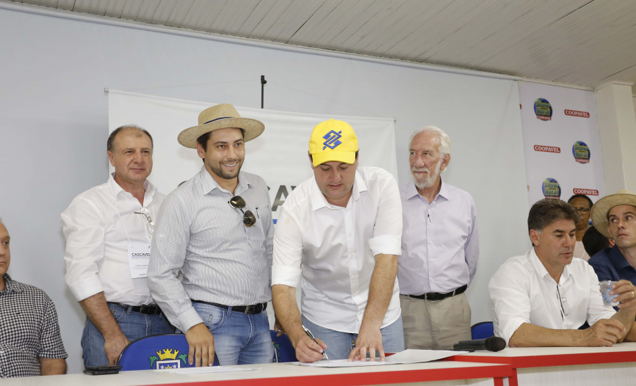 O governador Carlos Massa Ratinho Junior afirmou nesta quinta-feira (07), em Cascavel, que vai editar um decreto regulamentando a aplicação da lei que estabelece a perenidade da Tarifa Rural Noturna de energia. - Cascavel, 07/02/2019 - Foto: Arnaldo Alves/ANPr