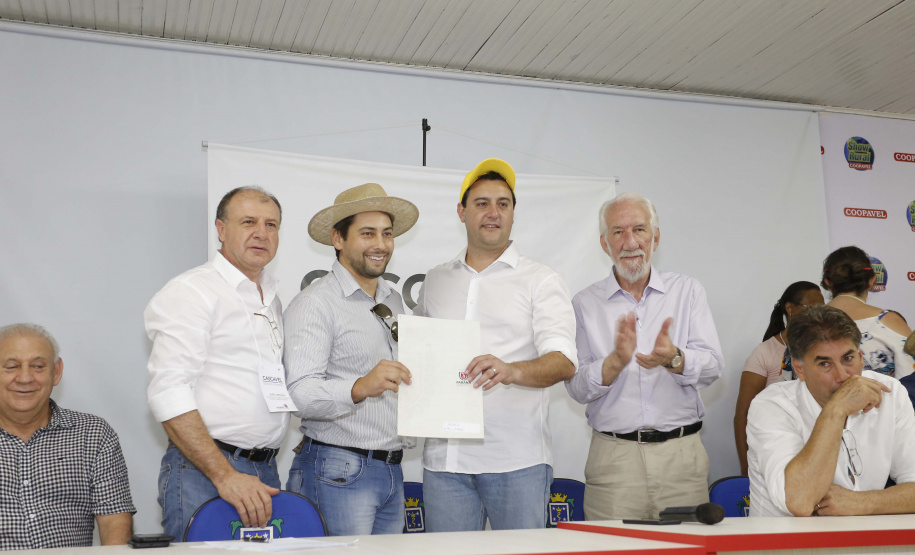 O governador Carlos Massa Ratinho Junior afirmou nesta quinta-feira (07), em Cascavel, que vai editar um decreto regulamentando a aplicação da lei que estabelece a perenidade da Tarifa Rural Noturna de energia. - Cascavel, 07/02/2019 - Foto: Arnaldo Alves/ANPr