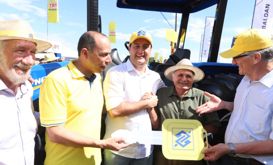 Novos maquinários aumentam produção em pequenas propriedades. Na quinta-feira (8), no Show Rural, em Cascavel, o governador Ratinho Junior fez a entrega de tratores para José Modena e para mais dois agricultores de Catanduvas, Geraldo Marafom e Roberto de Jesus Iung. - Cascavel, 07/02/2019 - Foto: Rodrigo Félix Leal/ANPr