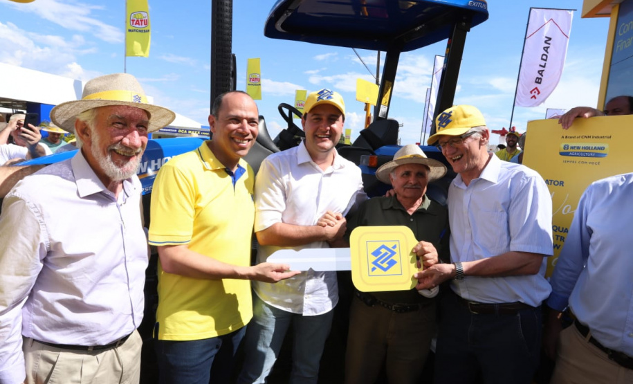 Novos maquinários aumentam produção em pequenas propriedades. Na quinta-feira (8), no Show Rural, em Cascavel, o governador Ratinho Junior fez a entrega de tratores para José Modena e para mais dois agricultores de Catanduvas, Geraldo Marafom e Roberto de Jesus Iung. - Cascavel, 07/02/2019 - Foto: Rodrigo Félix Leal/ANPr