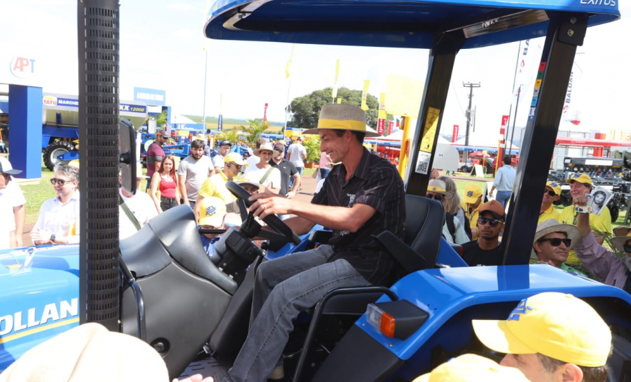 Novos maquinários aumentam produção em pequenas propriedades. Na quinta-feira (8), no Show Rural, em Cascavel, o governador Ratinho Junior fez a entrega de tratores para José Modena e para mais dois agricultores de Catanduvas, Geraldo Marafom e Roberto de Jesus Iung. - Cascavel, 07/02/2019 - Foto: Rodrigo Félix Leal/ANPr