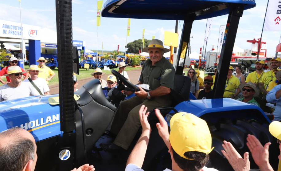 Novos maquinários aumentam produção em pequenas propriedades. Na quinta-feira (8), no Show Rural, em Cascavel, o governador Ratinho Junior fez a entrega de tratores para José Modena e para mais dois agricultores de Catanduvas, Geraldo Marafom e Roberto de Jesus Iung. - Cascavel, 07/02/2019 - Foto: Rodrigo Félix Leal/ANPr
