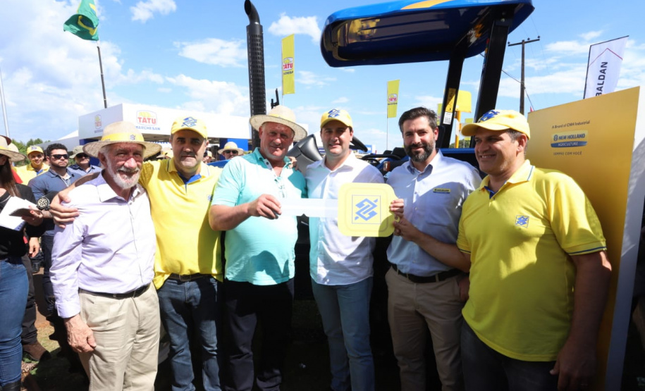 Novos maquinários aumentam produção em pequenas propriedades. Na quinta-feira (8), no Show Rural, em Cascavel, o governador Ratinho Junior fez a entrega de tratores para José Modena e para mais dois agricultores de Catanduvas, Geraldo Marafom e Roberto de Jesus Iung. - Cascavel, 07/02/2019 - Foto: Rodrigo Félix Leal/ANPr
