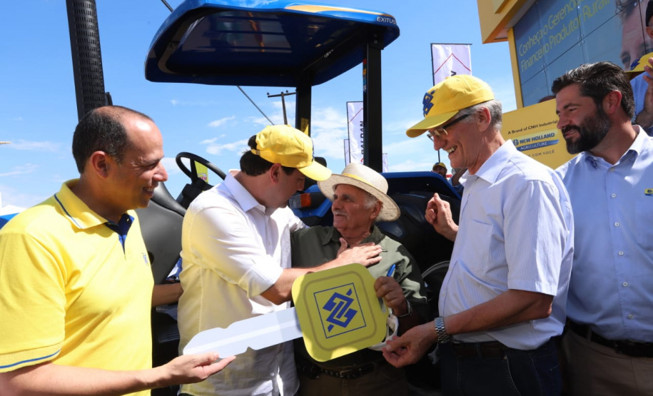 Novos maquinários aumentam produção em pequenas propriedades. Na quinta-feira (8), no Show Rural, em Cascavel, o governador Ratinho Junior fez a entrega de tratores para José Modena e para mais dois agricultores de Catanduvas, Geraldo Marafom e Roberto de Jesus Iung. - Cascavel, 07/02/2019 - Foto: Rodrigo Félix Leal/ANPr