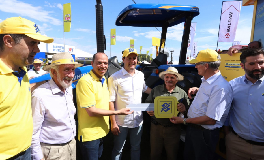 Novos maquinários aumentam produção em pequenas propriedades. Na quinta-feira (8), no Show Rural, em Cascavel, o governador Ratinho Junior fez a entrega de tratores para José Modena e para mais dois agricultores de Catanduvas, Geraldo Marafom e Roberto de Jesus Iung. - Cascavel, 07/02/2019 - Foto: Rodrigo Félix Leal/ANPr