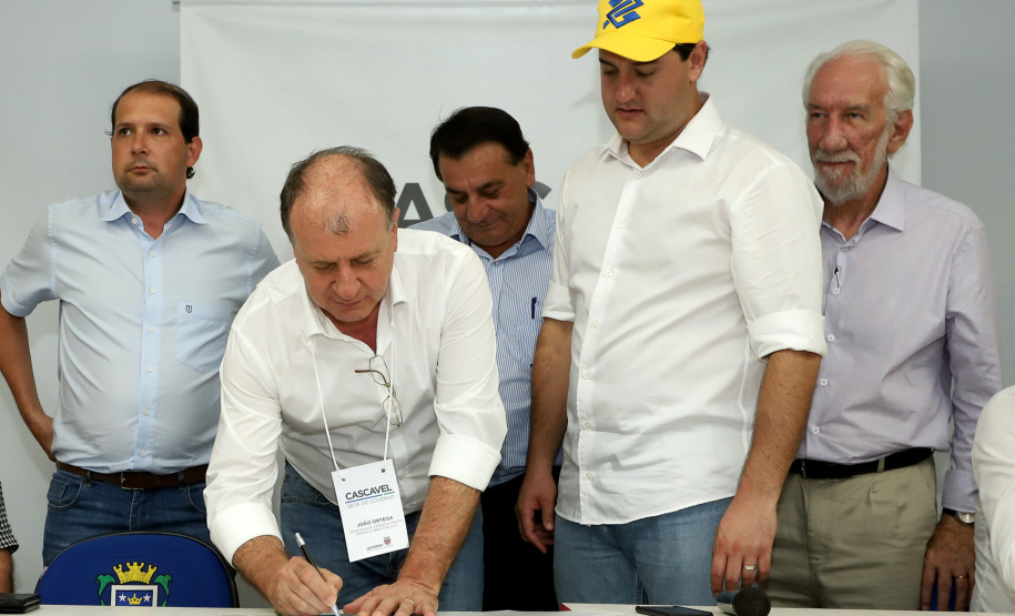O governador Carlos Massa Ratinho Junior confirmou nesta quinta-feira (7) a liberação de quase R$ 2 milhões para projetos de melhoria urbana e aquisição de veículos de Céu Azul, Corbélia e Ubiratã, municípios da região Oeste. O governador e o secretário de Desenvolvimento Urbano, João Carlos Ortega, assinaram a homologação das licitações em uma reunião com os prefeitos da Associação dos Municípios do Oeste do Paraná (Amop), em Cascavel. Foto: Rodrigo Felix Leal/ANPr
