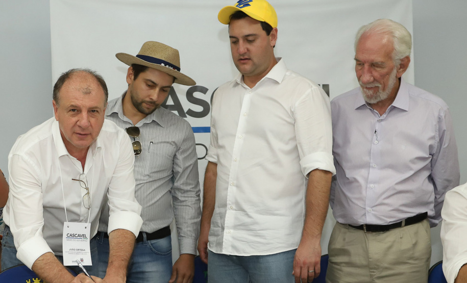 O governador Carlos Massa Ratinho Junior confirmou nesta quinta-feira (7) a liberação de quase R$ 2 milhões para projetos de melhoria urbana e aquisição de veículos de Céu Azul, Corbélia e Ubiratã, municípios da região Oeste. O governador e o secretário de Desenvolvimento Urbano, João Carlos Ortega, assinaram a homologação das licitações em uma reunião com os prefeitos da Associação dos Municípios do Oeste do Paraná (Amop), em Cascavel. Foto: Rodrigo Felix Leal/ANPr
