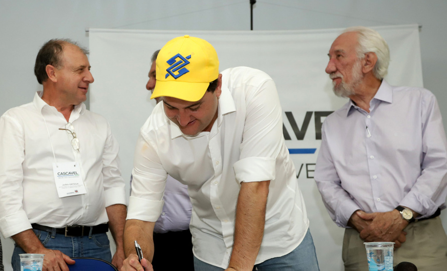 O governador Carlos Massa Ratinho Junior confirmou nesta quinta-feira (7) a liberação de quase R$ 2 milhões para projetos de melhoria urbana e aquisição de veículos de Céu Azul, Corbélia e Ubiratã, municípios da região Oeste. O governador e o secretário de Desenvolvimento Urbano, João Carlos Ortega, assinaram a homologação das licitações em uma reunião com os prefeitos da Associação dos Municípios do Oeste do Paraná (Amop), em Cascavel. Foto: Rodrigo Felix Leal/ANPr