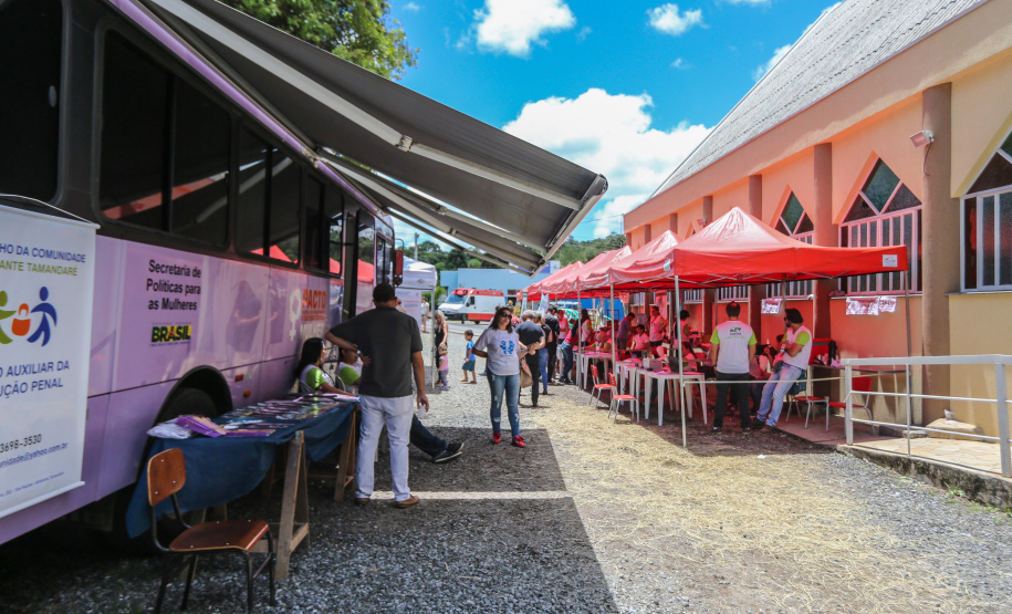 Feira Paraná Cidadão leva serviços gratuitos à população de Campo Magro na região metropolitana de Curitiba. O mutirão oferta gratuitamente para a população em geral, serviços como a emissão de carteira de identidade, CPF e carteira de trabalho, além da intermediação para vagas de emprego. Também ações em áreas como cidadania, direitos humanos, segurança, educação, saúde, habitação, social, de cultura, esporte e lazer. - Campo Magro, 07/02/2019 -Foto: Geraldo Bubniak/ANPr