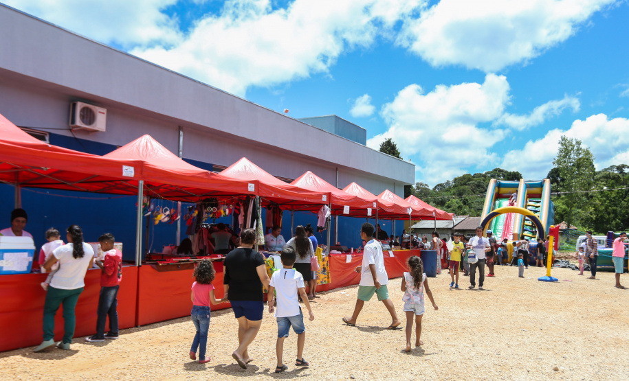 Feira Paraná Cidadão leva serviços gratuitos à população de Campo Magro na região metropolitana de Curitiba. O mutirão oferta gratuitamente para a população em geral, serviços como a emissão de carteira de identidade, CPF e carteira de trabalho, além da intermediação para vagas de emprego. Também ações em áreas como cidadania, direitos humanos, segurança, educação, saúde, habitação, social, de cultura, esporte e lazer. - Campo Magro, 07/02/2019 -Foto: Geraldo Bubniak/ANPr