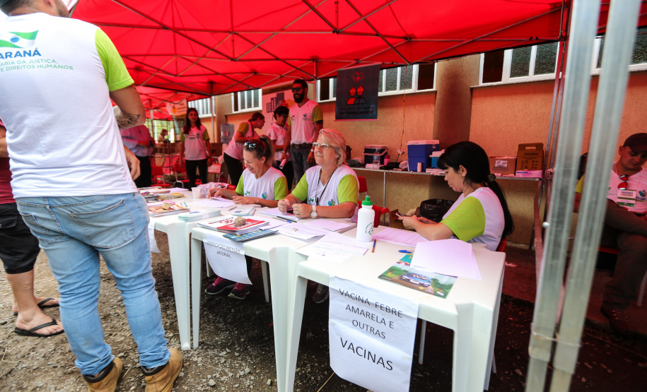 Feira Paraná Cidadão leva serviços gratuitos à população de Campo Magro na região metropolitana de Curitiba. O mutirão oferta gratuitamente para a população em geral, serviços como a emissão de carteira de identidade, CPF e carteira de trabalho, além da intermediação para vagas de emprego. Também ações em áreas como cidadania, direitos humanos, segurança, educação, saúde, habitação, social, de cultura, esporte e lazer. - Campo Magro, 07/02/2019 -Foto: Geraldo Bubniak/ANPr