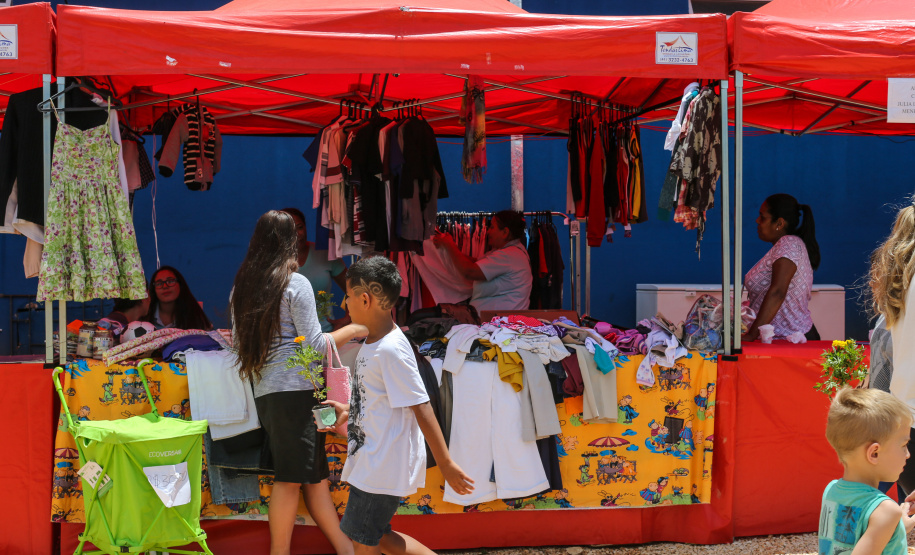 Feira Paraná Cidadão leva serviços gratuitos à população de Campo Magro na região metropolitana de Curitiba. O mutirão oferta gratuitamente para a população em geral, serviços como a emissão de carteira de identidade, CPF e carteira de trabalho, além da intermediação para vagas de emprego. Também ações em áreas como cidadania, direitos humanos, segurança, educação, saúde, habitação, social, de cultura, esporte e lazer. - Campo Magro, 07/02/2019 -Foto: Geraldo Bubniak/ANPr