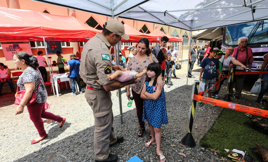 Feira Paraná Cidadão leva serviços gratuitos à população de Campo Magro na região metropolitana de Curitiba. O mutirão oferta gratuitamente para a população em geral, serviços como a emissão de carteira de identidade, CPF e carteira de trabalho, além da intermediação para vagas de emprego. Também ações em áreas como cidadania, direitos humanos, segurança, educação, saúde, habitação, social, de cultura, esporte e lazer. - Campo Magro, 07/02/2019 -Foto: Geraldo Bubniak/ANPr