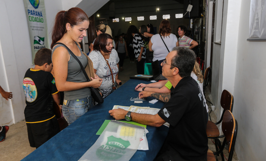 Feira Paraná Cidadão leva serviços gratuitos à população de Campo Magro na região metropolitana de Curitiba. O mutirão oferta gratuitamente para a população em geral, serviços como a emissão de carteira de identidade, CPF e carteira de trabalho, além da intermediação para vagas de emprego. Também ações em áreas como cidadania, direitos humanos, segurança, educação, saúde, habitação, social, de cultura, esporte e lazer. - Campo Magro, 07/02/2019 -Foto: Geraldo Bubniak/ANPr
