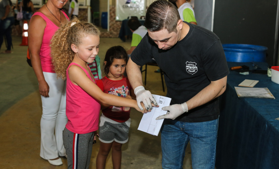 Feira Paraná Cidadão leva serviços gratuitos à população de Campo Magro na região metropolitana de Curitiba. O mutirão oferta gratuitamente para a população em geral, serviços como a emissão de carteira de identidade, CPF e carteira de trabalho, além da intermediação para vagas de emprego. Também ações em áreas como cidadania, direitos humanos, segurança, educação, saúde, habitação, social, de cultura, esporte e lazer. - Campo Magro, 07/02/2019 -Foto: Geraldo Bubniak/ANPr