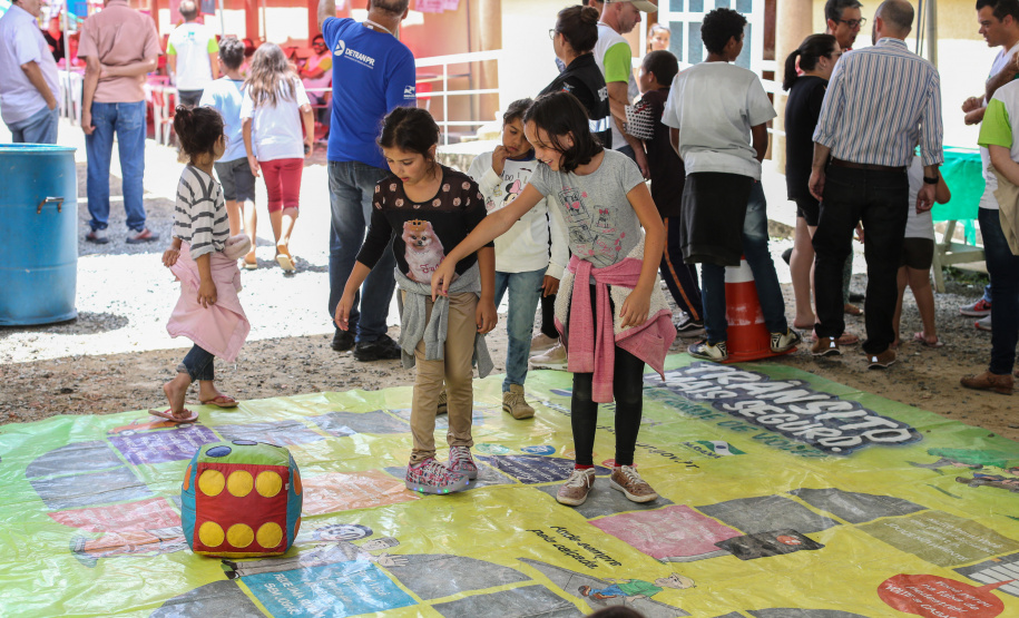 Feira Paraná Cidadão leva serviços gratuitos à população de Campo Magro na região metropolitana de Curitiba. O mutirão oferta gratuitamente para a população em geral, serviços como a emissão de carteira de identidade, CPF e carteira de trabalho, além da intermediação para vagas de emprego. Também ações em áreas como cidadania, direitos humanos, segurança, educação, saúde, habitação, social, de cultura, esporte e lazer. - Campo Magro, 07/02/2019 -Foto: Geraldo Bubniak/ANPr