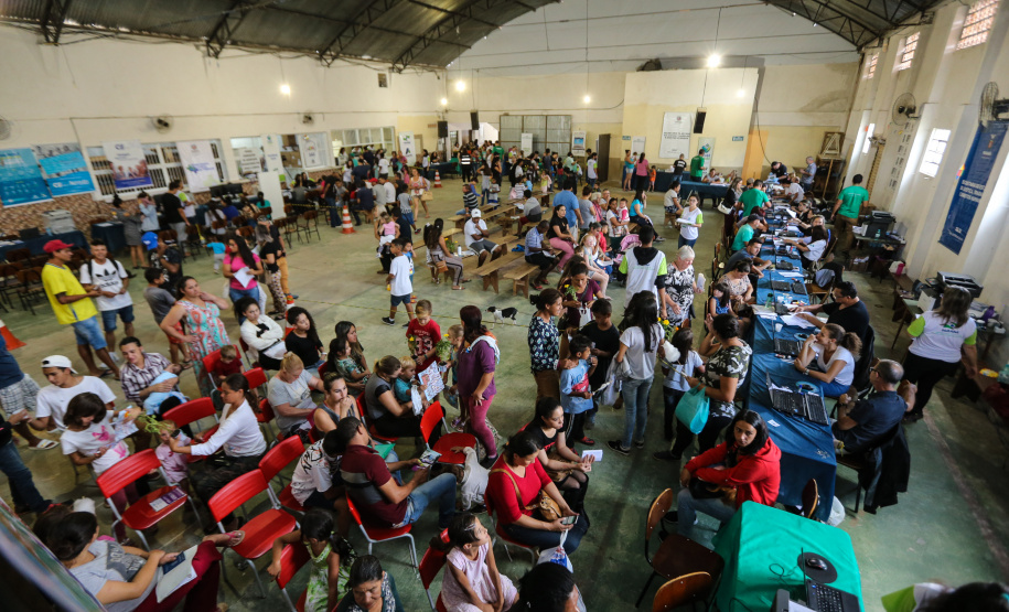 Feira Paraná Cidadão leva serviços gratuitos à população de Campo Magro na região metropolitana de Curitiba. O mutirão oferta gratuitamente para a população em geral, serviços como a emissão de carteira de identidade, CPF e carteira de trabalho, além da intermediação para vagas de emprego. Também ações em áreas como cidadania, direitos humanos, segurança, educação, saúde, habitação, social, de cultura, esporte e lazer. - Campo Magro, 07/02/2019 -Foto: Geraldo Bubniak/ANPr