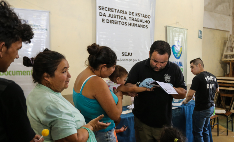 Feira Paraná Cidadão leva serviços gratuitos à população de Campo Magro na região metropolitana de Curitiba. O mutirão oferta gratuitamente para a população em geral, serviços como a emissão de carteira de identidade, CPF e carteira de trabalho, além da intermediação para vagas de emprego. Também ações em áreas como cidadania, direitos humanos, segurança, educação, saúde, habitação, social, de cultura, esporte e lazer. - Campo Magro, 07/02/2019 -Foto: Geraldo Bubniak/ANPr