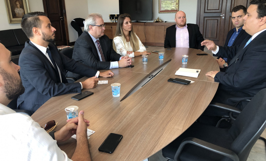 A implantação do Programa de Integridade e Compliance na administração pública do Paraná está chamando a atenção de especialistas. O controlador-geral do Estado, Raul Siqueira, recebeu nesta sexta-feira, 8, no Palácio Iguaçu, o ex-ministro Luiz Navarro e seus sócios do escritório Hage, Navarro, Fonseca, Suzart & Prudêncio Consultoria em Compliance. - Curitiba, 08/02/2019 - Foto: Divulgação CGE