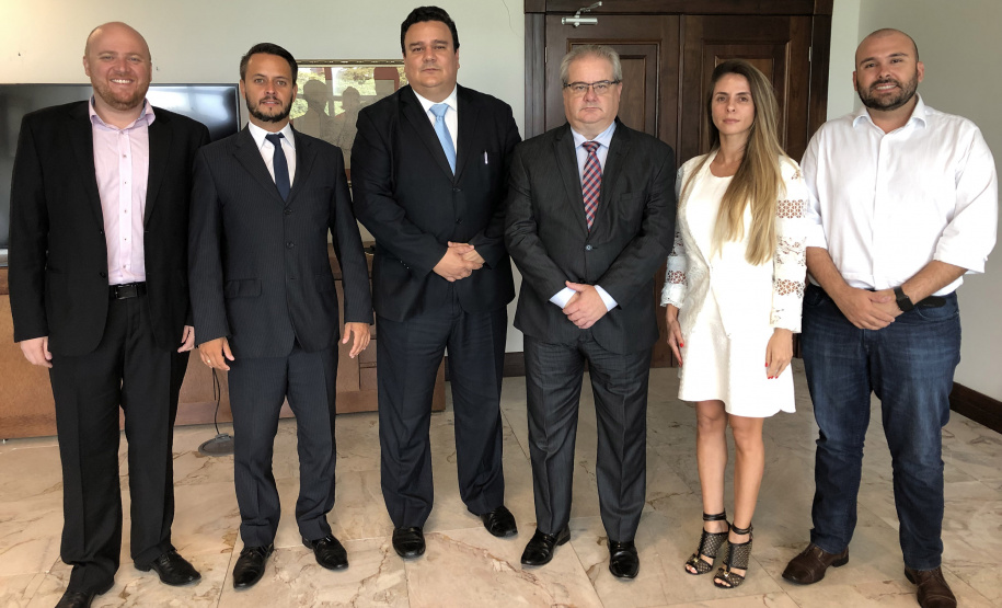 A implantação do Programa de Integridade e Compliance na administração pública do Paraná está chamando a atenção de especialistas. O controlador-geral do Estado, Raul Siqueira, recebeu nesta sexta-feira, 8, no Palácio Iguaçu, o ex-ministro Luiz Navarro e seus sócios do escritório Hage, Navarro, Fonseca, Suzart & Prudêncio Consultoria em Compliance. - Curitiba, 08/02/2019 - Foto: Divulgação CGE