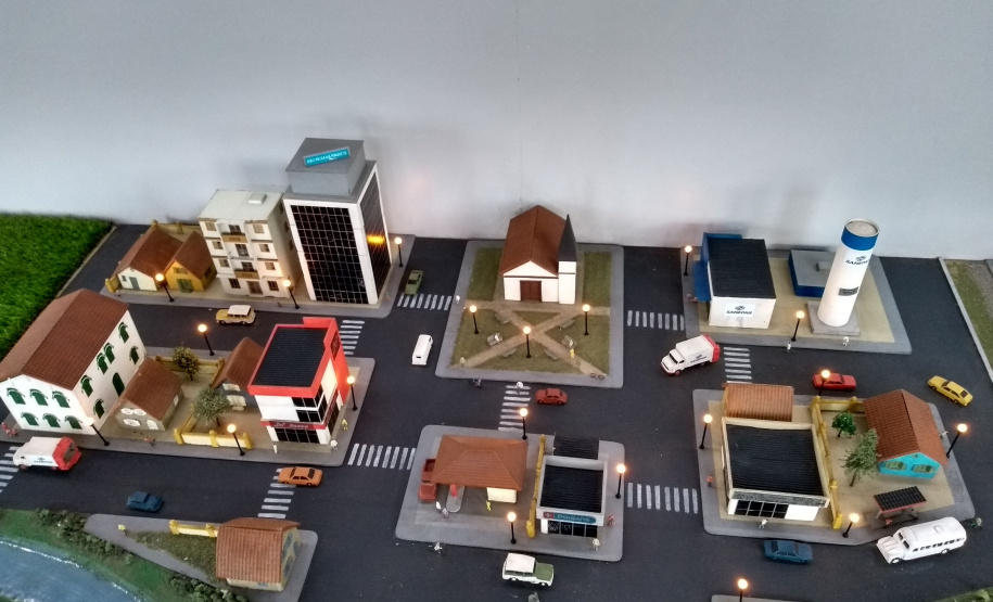 Cuidar da água é responsabilidade de todos e nunca é tarde para aprender sobre isso. De maneira divertida, a Companhia de Saneamento do Paraná (Sanepar) montou um ônibus com uma minicidade onde instrutores ensinam sobre a água, o esgoto e os resíduos sólidos. O ônibus estará aberto para visitação neste fim de semana (8, 9 e 10 de fevereiro) na 6a. Festa do Caranguejo, em Matinhos, na Arena Vicente Gurski. - Foto: Divulgação Sanepar