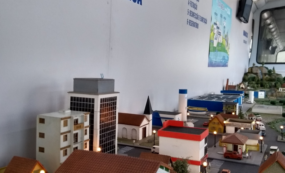 Cuidar da água é responsabilidade de todos e nunca é tarde para aprender sobre isso. De maneira divertida, a Companhia de Saneamento do Paraná (Sanepar) montou um ônibus com uma minicidade onde instrutores ensinam sobre a água, o esgoto e os resíduos sólidos. O ônibus estará aberto para visitação neste fim de semana (8, 9 e 10 de fevereiro) na 6a. Festa do Caranguejo, em Matinhos, na Arena Vicente Gurski. - Foto: Divulgação Sanepar