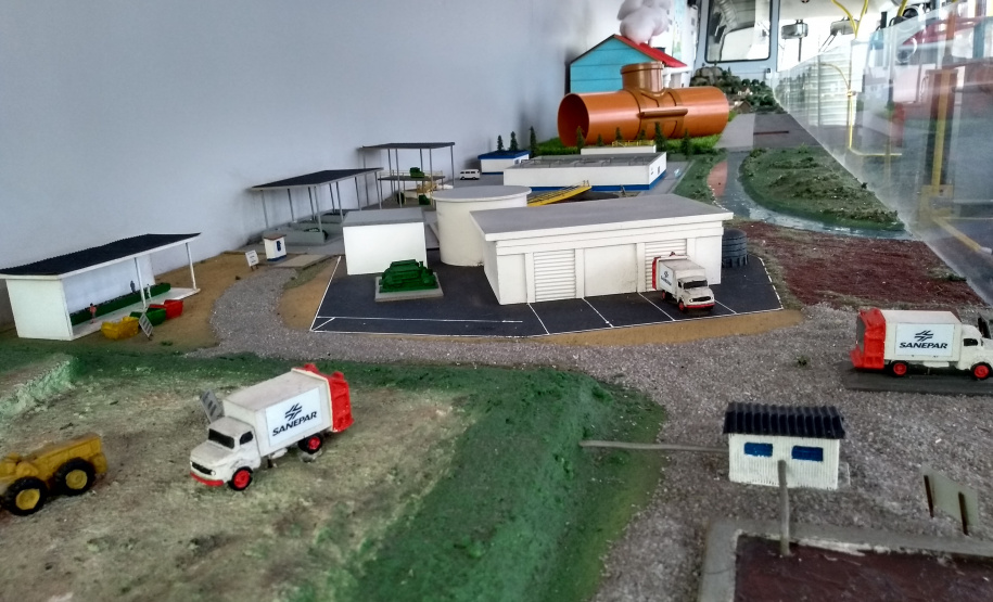 Cuidar da água é responsabilidade de todos e nunca é tarde para aprender sobre isso. De maneira divertida, a Companhia de Saneamento do Paraná (Sanepar) montou um ônibus com uma minicidade onde instrutores ensinam sobre a água, o esgoto e os resíduos sólidos. O ônibus estará aberto para visitação neste fim de semana (8, 9 e 10 de fevereiro) na 6a. Festa do Caranguejo, em Matinhos, na Arena Vicente Gurski. - Foto: Divulgação Sanepar