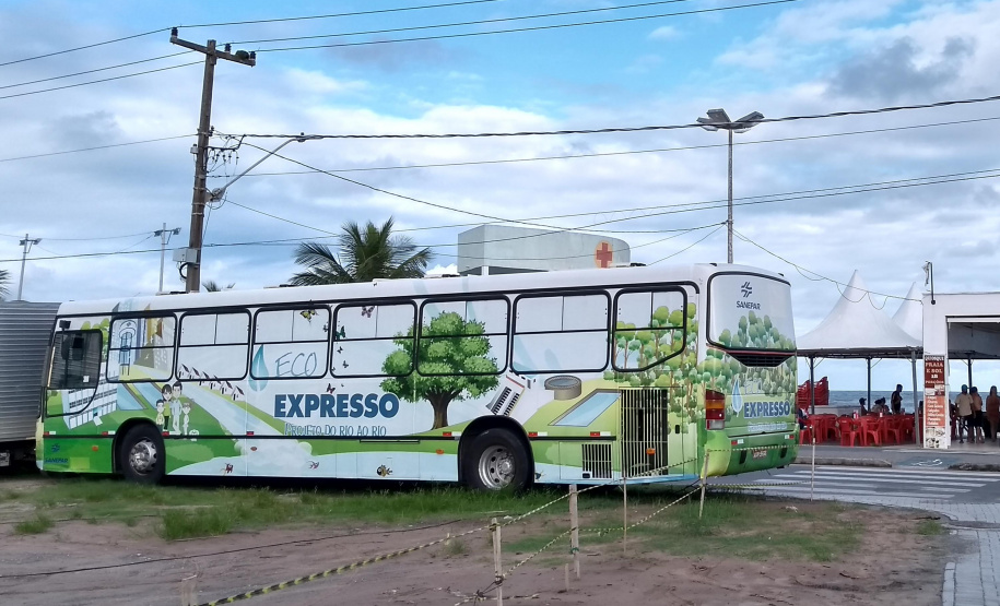 Cuidar da água é responsabilidade de todos e nunca é tarde para aprender sobre isso. De maneira divertida, a Companhia de Saneamento do Paraná (Sanepar) montou um ônibus com uma minicidade onde instrutores ensinam sobre a água, o esgoto e os resíduos sólidos. O ônibus estará aberto para visitação neste fim de semana (8, 9 e 10 de fevereiro) na 6a. Festa do Caranguejo, em Matinhos, na Arena Vicente Gurski. - Foto: Divulgação Sanepar