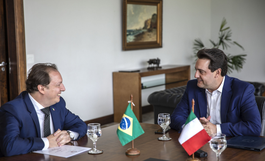 Governador Carlos Massa Ratinho Junior, recebe o Consul da Itália em Curitiba, Raffaele Festa. Curitiba, 11/02/2019. Foto: Maurilio Cheli/ANPr