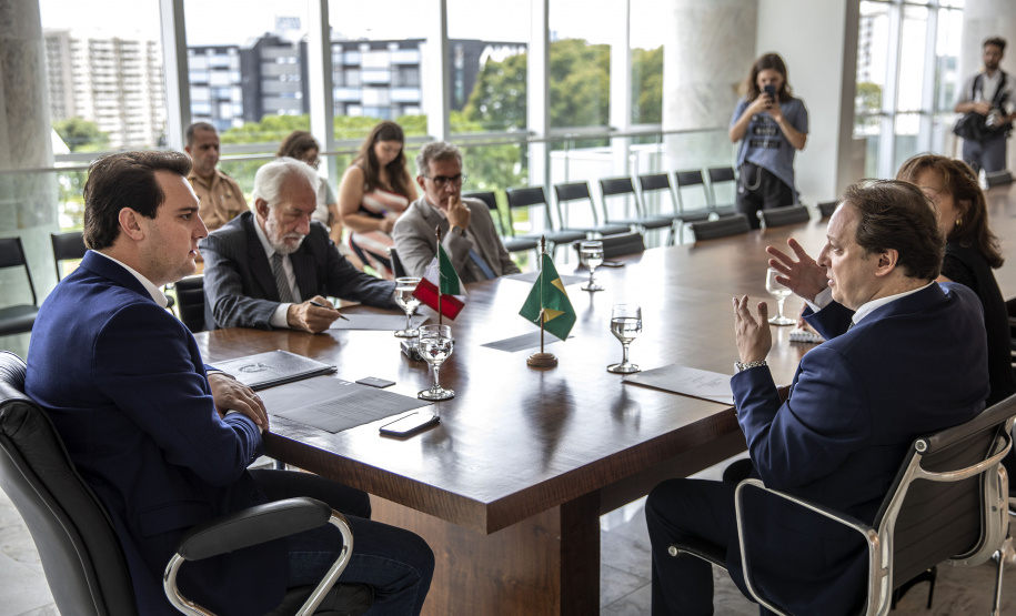 Governador Carlos Massa Ratinho Junior, recebe o Consul da Itália em Curitiba, Raffaele Festa. Curitiba, 11/02/2019. Foto: Maurilio Cheli/ANPr