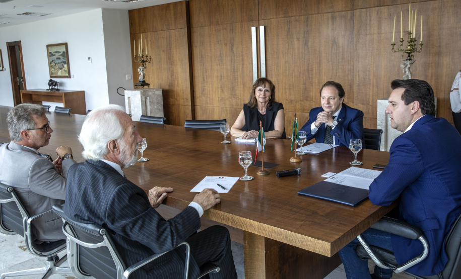 Governador Carlos Massa Ratinho Junior, recebe o Consul da Itália em Curitiba, Raffaele Festa. Curitiba, 11/02/2019. Foto: Maurilio Cheli/ANPr