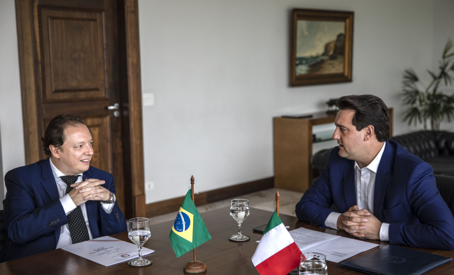 Governador Carlos Massa Ratinho Junior, recebe o Consul da Itália em Curitiba, Raffaele Festa. Curitiba, 11/02/2019. Foto: Maurilio Cheli/ANPr