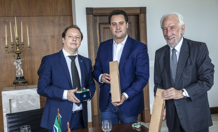Governador Carlos Massa Ratinho Junior, recebe o Consul da Itália em Curitiba, Raffaele Festa. Curitiba, 11/02/2019. Foto: Maurilio Cheli/ANPr