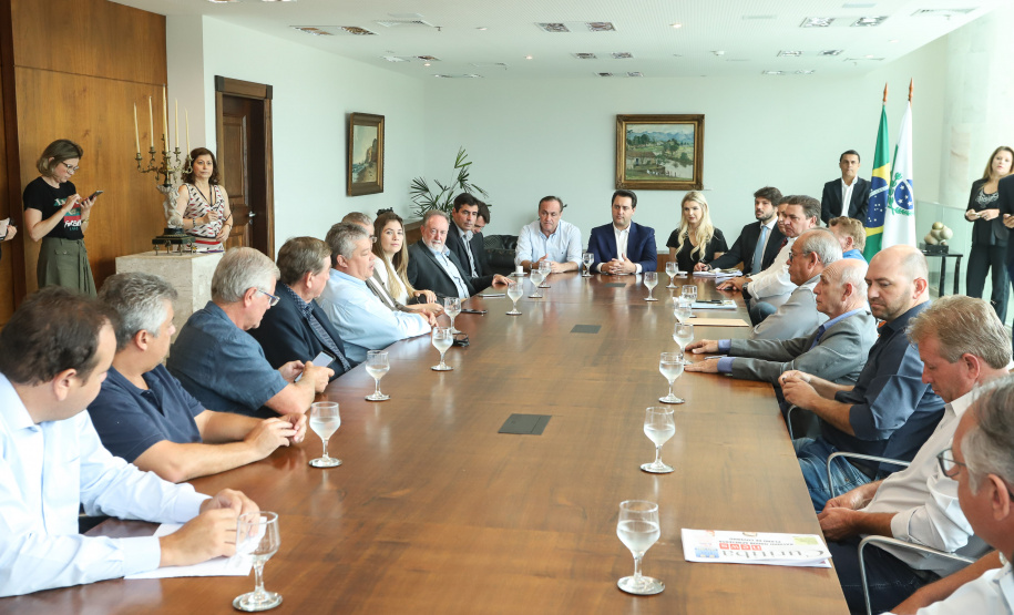 O governador Carlos Massa Ratinho Junior se reuniu nesta segunda-feira (11), no Palácio Iguaçu, com prefeitos da Associação dos Municípios do Médio Paranapanema (Amepar), que congrega 22 cidades e uma população de cerca de 1 milhão de habitantes. - Curitiba, 11/02/2019 - Foto: Rodrigo Félix Leal/ANPr