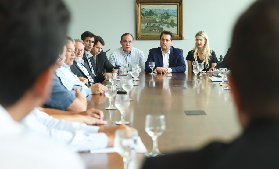 O governador Carlos Massa Ratinho Junior se reuniu nesta segunda-feira (11), no Palácio Iguaçu, com prefeitos da Associação dos Municípios do Médio Paranapanema (Amepar), que congrega 22 cidades e uma população de cerca de 1 milhão de habitantes. - Curitiba, 11/02/2019 - Foto: Rodrigo Félix Leal/ANPr