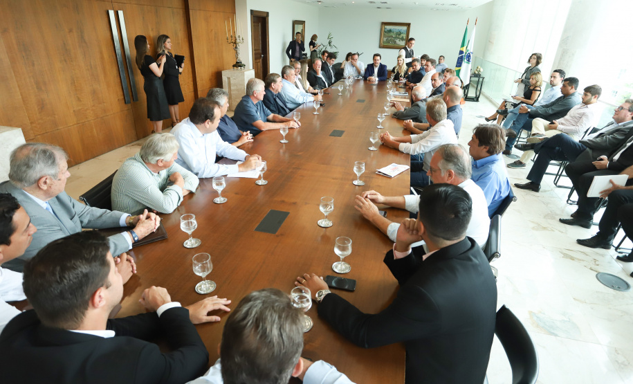 O governador Carlos Massa Ratinho Junior se reuniu nesta segunda-feira (11), no Palácio Iguaçu, com prefeitos da Associação dos Municípios do Médio Paranapanema (Amepar), que congrega 22 cidades e uma população de cerca de 1 milhão de habitantes. - Curitiba, 11/02/2019 - Foto: Rodrigo Félix Leal/ANPr