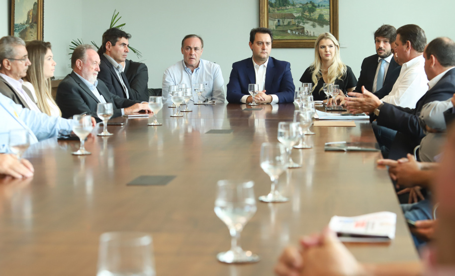 O governador Carlos Massa Ratinho Junior se reuniu nesta segunda-feira (11), no Palácio Iguaçu, com prefeitos da Associação dos Municípios do Médio Paranapanema (Amepar), que congrega 22 cidades e uma população de cerca de 1 milhão de habitantes. - Curitiba, 11/02/2019 - Foto: Rodrigo Félix Leal/ANPr