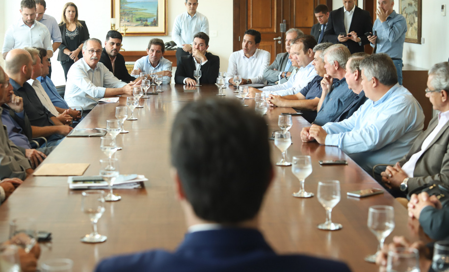 O governador Carlos Massa Ratinho Junior se reuniu nesta segunda-feira (11), no Palácio Iguaçu, com prefeitos da Associação dos Municípios do Médio Paranapanema (Amepar), que congrega 22 cidades e uma população de cerca de 1 milhão de habitantes. - Curitiba, 11/02/2019 - Foto: Rodrigo Félix Leal/ANPr