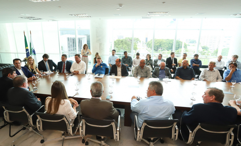 O governador Carlos Massa Ratinho Junior se reuniu nesta segunda-feira (11), no Palácio Iguaçu, com prefeitos da Associação dos Municípios do Médio Paranapanema (Amepar), que congrega 22 cidades e uma população de cerca de 1 milhão de habitantes. - Curitiba, 11/02/2019 - Foto: Rodrigo Félix Leal/ANPr