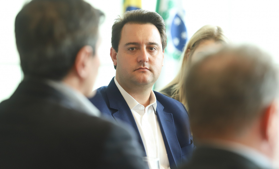 O governador Carlos Massa Ratinho Junior se reuniu nesta segunda-feira (11), no Palácio Iguaçu, com prefeitos da Associação dos Municípios do Médio Paranapanema (Amepar), que congrega 22 cidades e uma população de cerca de 1 milhão de habitantes. - Curitiba, 11/02/2019 - Foto: Rodrigo Félix Leal/ANPr