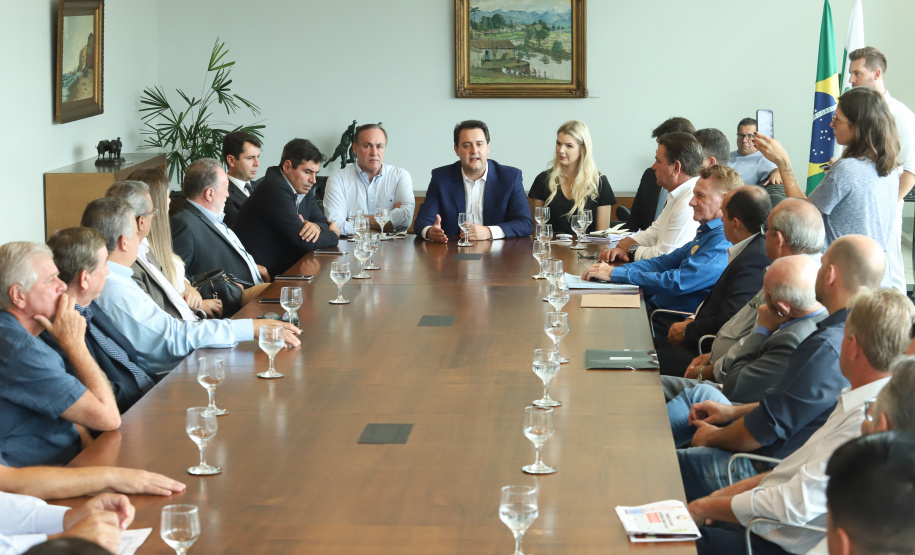 O governador Carlos Massa Ratinho Junior se reuniu nesta segunda-feira (11), no Palácio Iguaçu, com prefeitos da Associação dos Municípios do Médio Paranapanema (Amepar), que congrega 22 cidades e uma população de cerca de 1 milhão de habitantes. - Curitiba, 11/02/2019 - Foto: Rodrigo Félix Leal/ANPr
